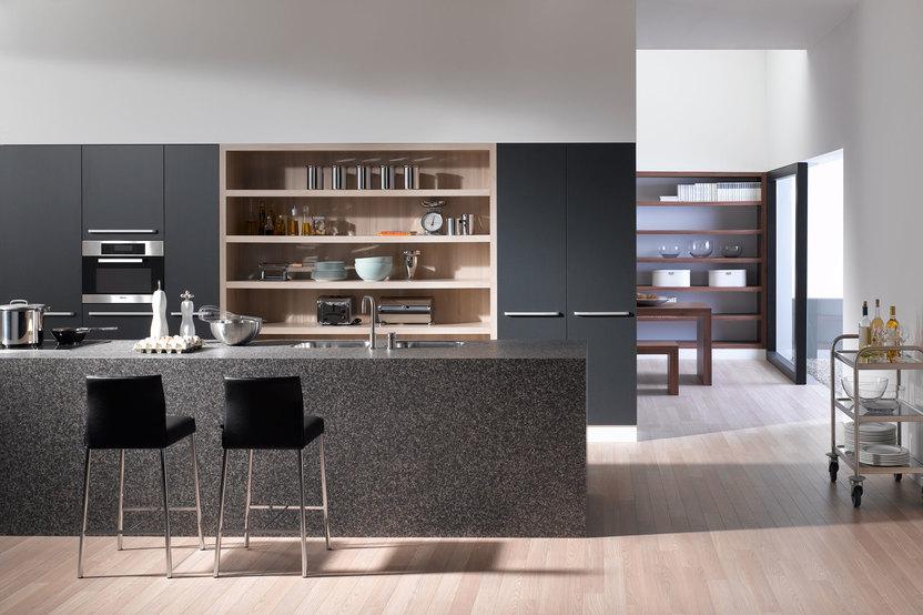 Impression einer offenen Küche mit Küchentheke in dunkler Anthrazit-Lackierung