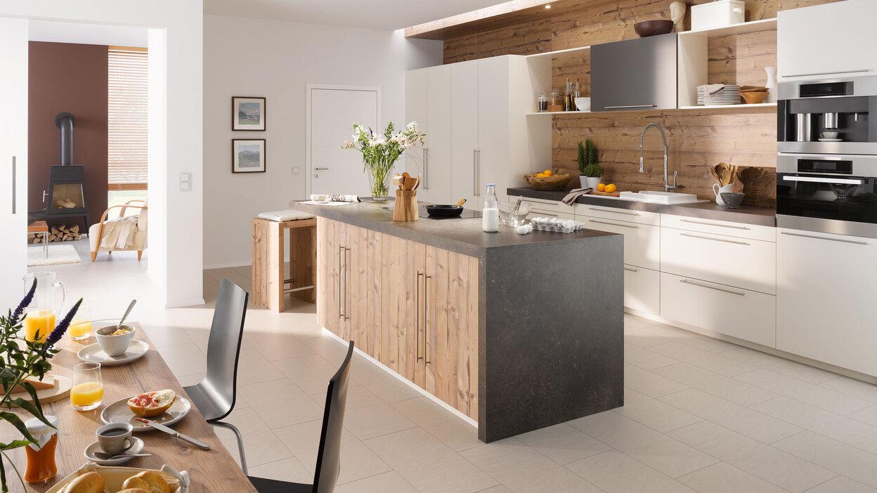 Impressionen eines Küchenstudios Impressionen einer Küche mit Esszimmer mit hellen Holzmöbeln und dunklen und weißen Fronten im Kontrast