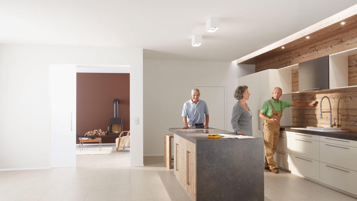 Präsentation einer Küche durch einen #Branche1# Präsentation einer Küche durch einen #Branche1# in einem Showroom