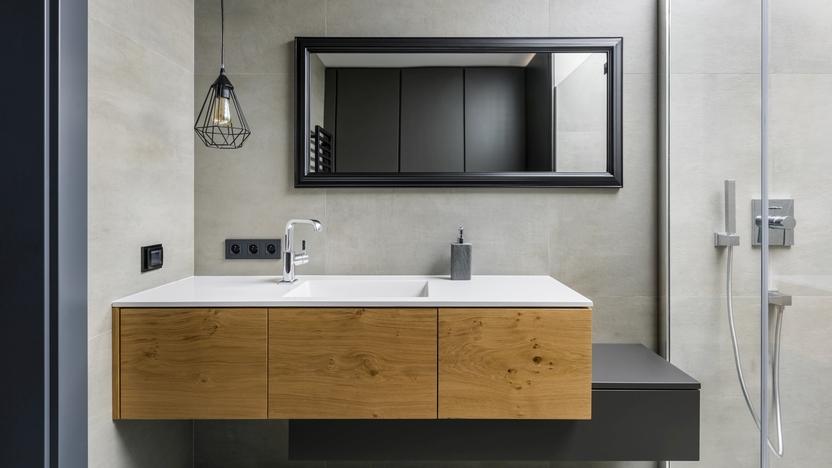 Frontansicht asymmetrischer Waschtisch mit Echtholz und Lackierung, rechteckiger Spiegel, Industriestil