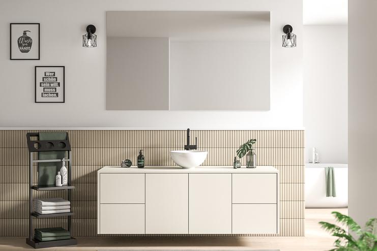 Modernes Bad nach Maß in Cremeweiß Maßgeschneiderte Badgestaltung mit cremefarbenen Schrankfronten, stilvollen Wandfliesen und modernen, schwarzen Armaturen.