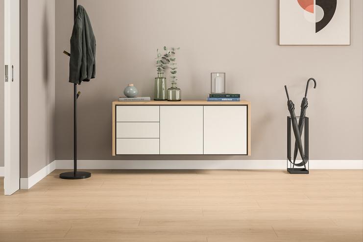 Modernes Hängeboard nach Maß im einladenden Eingangsbereich. Schwebendes Hängeboard nach Maß in Cremeweiß mit Holzoberfläche und klaren Linien, ausgestattet mit Schubladen, sorgt für stilvollen Stauraum beim Eingang.